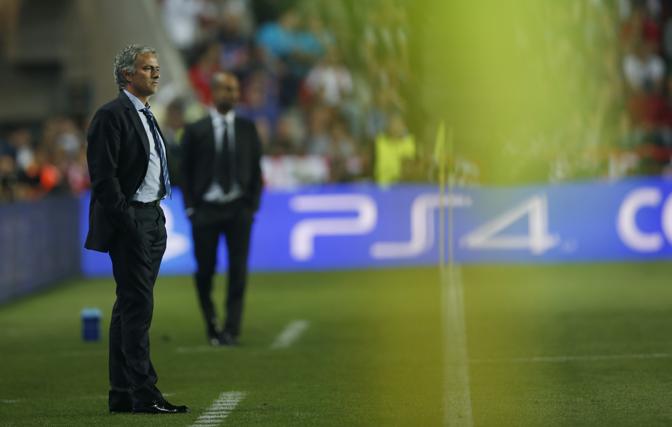 Jose Mourinho e Pep Guardiola sullo sfondo. Ap